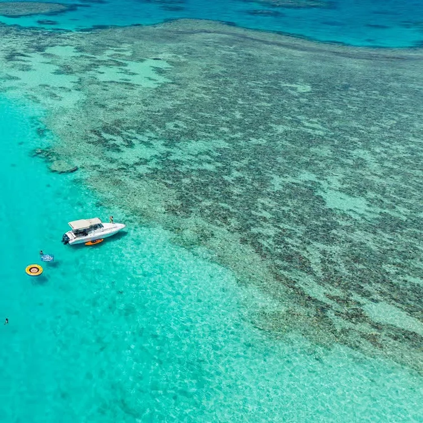 Bateau au mouillage au bord du récif, vu du ciel
