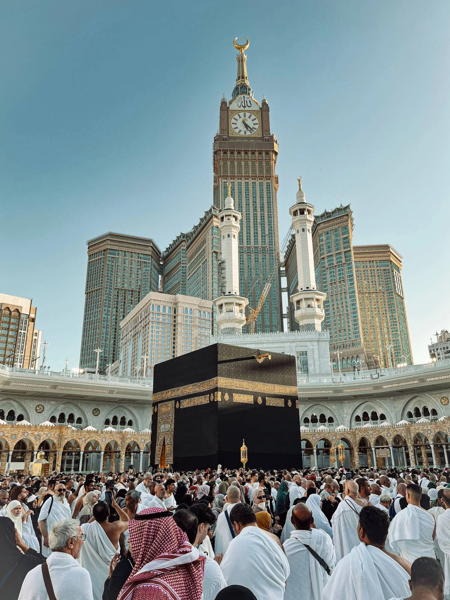 La Kaaba entourée de pèlerins, au pied de la tour de l'Horloge à Makkah