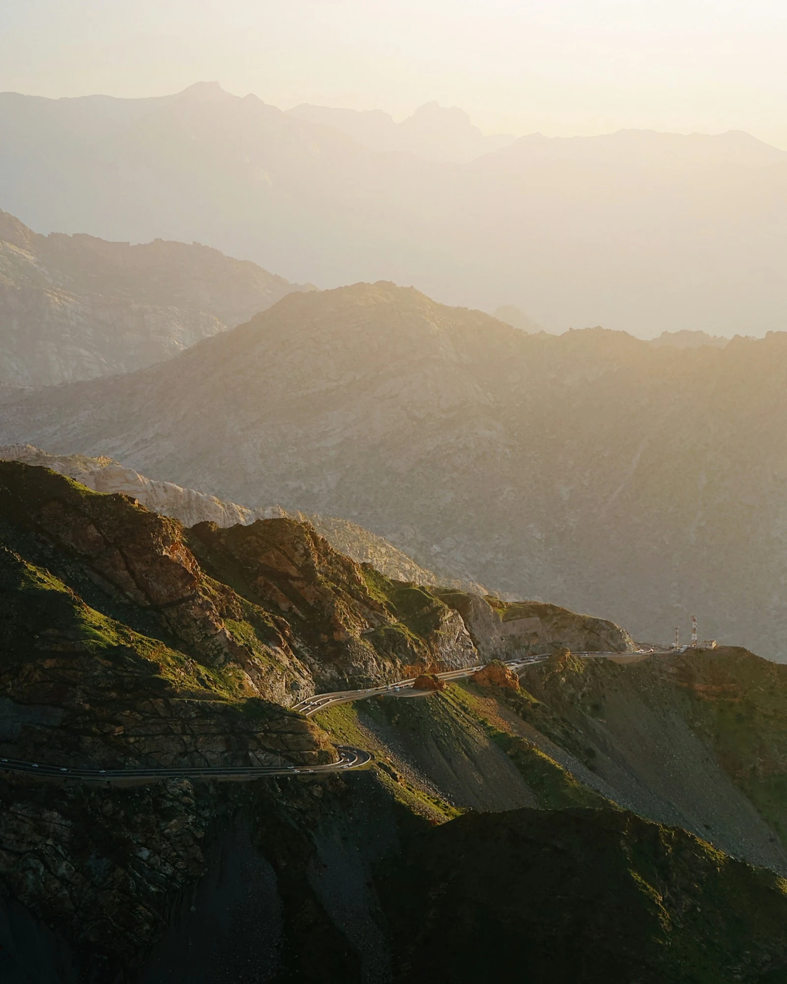 Route de montagne vers Taïf au coucher du soleil